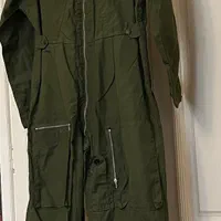 یک دست لباس خلبانی خیلی قدیمی