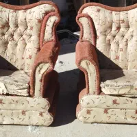 مبل سلطنتی قدیمی. نیاز به تعمیر