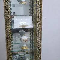 یک ویترین و میز تی وی روکش برنز
