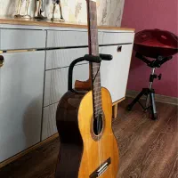 گیتار کمیاب قدیمی از شرکت یاماها عالی و خوش صدا