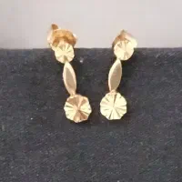 گوشواره ۱۵۰ بالای تابلو