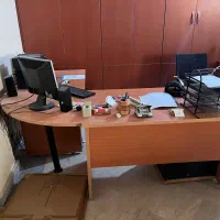 ۱عدد میز کنفرانس و میز منشی ۱ عدد و میز اداری ۱ عد