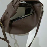 تعدادی کیف و کوله|کیف، کفش، کمربند|قدس, شهر‌قدس|دیوار