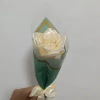 یک شاخه گل روبانی به همراه تزینات