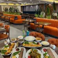تعدادی نیروی ساده کار در رستوران خانم و آقا
