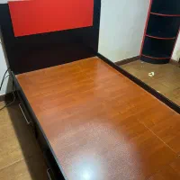 یک عدد تخت ۱ نفره  با تشک