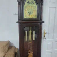 ساعت ایستاده کنار سالنی