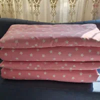 تعدادی تشک از پشم وبالش از پر|رختخواب، بالش، پتو|لاهیجان, مهرگان|دیوار