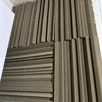 تعدادی پنل اکوستیک طرح دار و شونه تخم مرغی