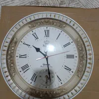 تختخواب و ساعت دیواری