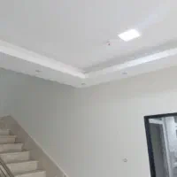 نقاش ساختمان و درب و پنجره و