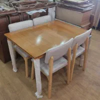 میز نهار خوری . میز