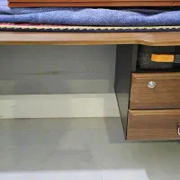 میز تحریر و کامپیوتر