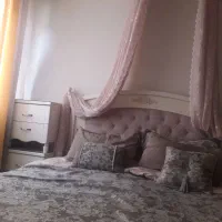 تخت خواب دونفره همراه با دارور و عسلی .