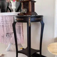 تلفن و میزش