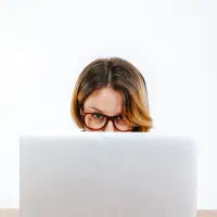 همکار خانم پر انرژی و جوان جهت پیشبرد امور