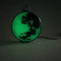 گردنبند رزینی شب تاب