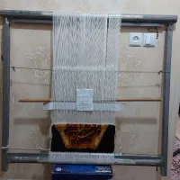 دار قالی چله کشی شده همراه با طرح نصف بافته شده