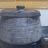 قابلمه سنگی قدیمی|ظروف پخت‌وپز|بجنورد, |دیوار