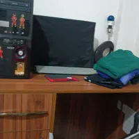 میز تحریر و قفسه و کمد
