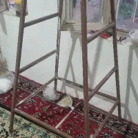 یک عدد میز کار  اهنی و یک چارچوب پایه محکم‌ آهنی