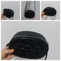 تعدادی کیف زنانه|کیف، کفش، کمربند|رشت, یخسازی|دیوار