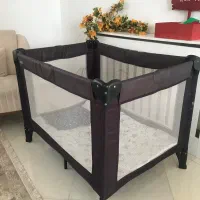 تخت و پارک کودک کنار مادر