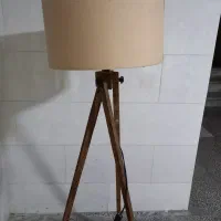 آباژور ایستاده