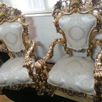 مبل یک نفره و پرده‌