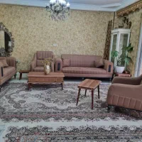 مبل با میز عسلی و اینه شمعدان و بوفه و ساعت