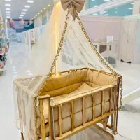 تخت کنار مادر