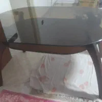 میز غذا خوری ۶ نفره و ۴ تا میز عسلی سالم در حد نو