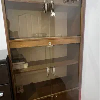 کتابخانه چوبی تمیز