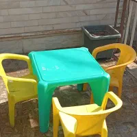 میزپلاستیکی و ۳عددصندلی کودک