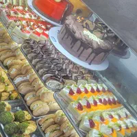 فروشنده خانم شیرینی و قنادی