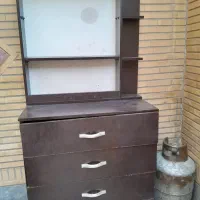 دراور یا میز توالت با تعدادی ریل