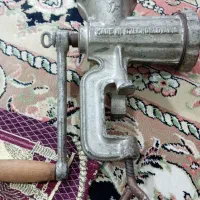 چرخ گوشت دستی قدیمی|کلکسیون اشیاء عتیقه|چناران, |دیوار
