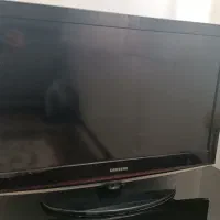 تلویزیون به همراه میز