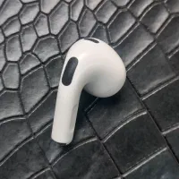 ایرپاد ۳ گوشی سمت راستی