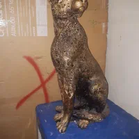 مجسمه کنار سالنی