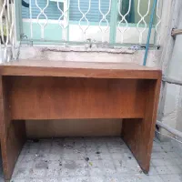 یک عدد میز چوبی درحد نو
