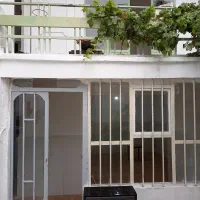 منزل ویلائی دوطبقه حیاط دار ودارای یک باب مغازه