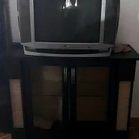 تلویزیون ۲۴ اینچ و میز تلویزیون