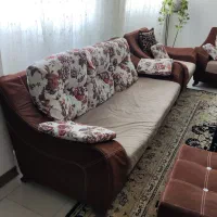 مبلمان ۷ نفره  به همراه جلو مبلی و نیمکتی