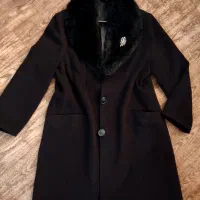 تعدادی پالتوبارانی و مانتو|لباس|میانه, |دیوار