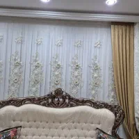 زیر پرده حریر پیله ای سفید روی پرده تور گل برجسته