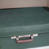 چمدان قدیمی سبز