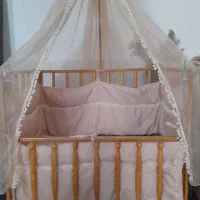 گهواره نوزاد کنارتخت مادر