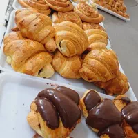 فروشنده اقا نان و شیرینی