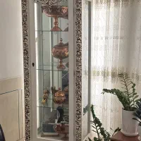 ویترین شیشه ای لبه چوب سفید